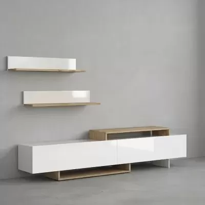 Móveis suspensos e unidade baixa brancos e de madeira clara em parede cinza