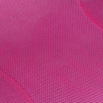 Tecido rosa com padrão quadriculado e círculos escuros