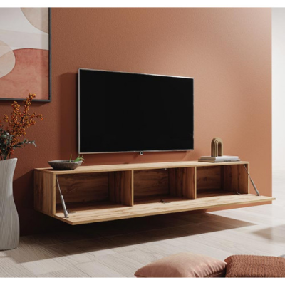 Móvel de parede em madeira clara com compartimentos abertos e televisão na parede