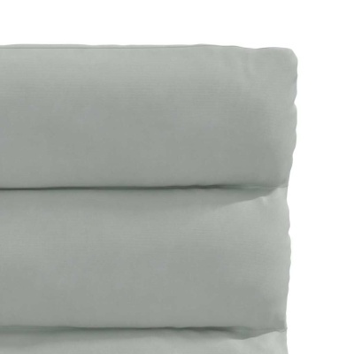 Capa acolchoada cinzenta clara com três faixas horizontais