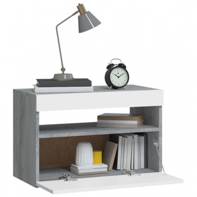 Móvel cinzento com porta branca aberta, livros, objeto branco com base amarela, lâmpada cinzenta e relógio preto