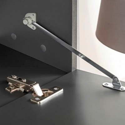 Dobradiça metálica e suporte de braço articulado em móvel cinza escuro