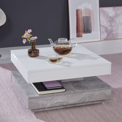 Mesa de centro branca e cinza com jarra de chá, chávena e vaso com flores cor-de-rosa sobre tapete rosa claro.