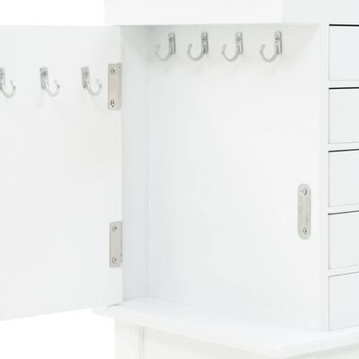 Armário branco com ganchos de metal e gavetões fechados