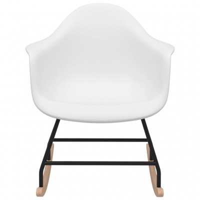 Cadeira de baloiço branca com estrutura metálica e bases de madeira