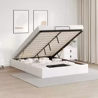 Cama branca com base elevatória aberta mostrando o espaço de armazenamento, em quarto moderno com decoração neutra