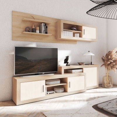 Conjunto de móveis para sala de estar em madeira clara com portas brancas e TV