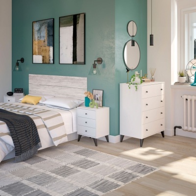 Quarto moderno com cama e móveis brancos, parede verde e decoração minimalista.
