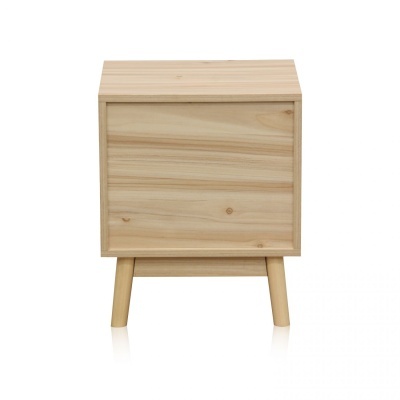 Armário pequeno de madeira clara com porta e pernas cilíndricas