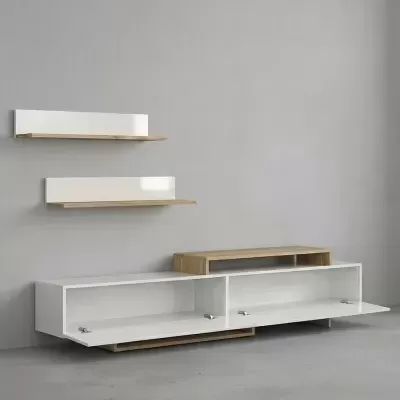 Móveis modernos em madeira clara e branca contra parede cinzenta com duas prateleiras e móvel baixo com portas abertas.