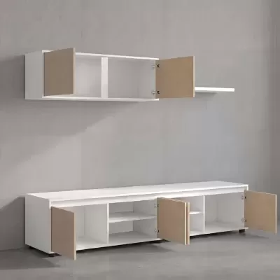 Móvel de sala branco com portas bege e estante suspensa na parede cinzenta