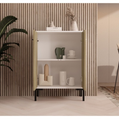 Armário de madeira clara com prateleiras brancas com decoração e planta ao lado