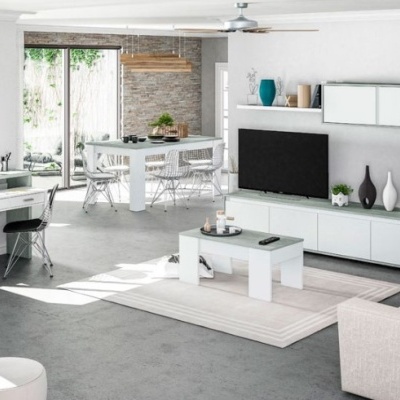 Sala de estar moderna com móveis brancos e cinzentos, mesa de jantar e área de trabalho junto a janelas grandes