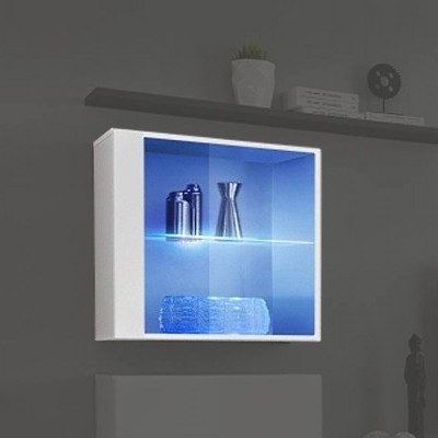 Móvel de parede branco com interior azul iluminado contendo objetos decorativos