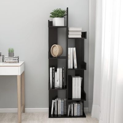 Estante preta com livros, relógio e planta numa sala clara