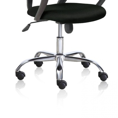 Base e assento de cadeira de escritório preta com rodas e apoio para braços
