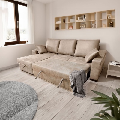 Sofá-cama bege claro com almofadas e manta cinza em sala com janela e estante de parede