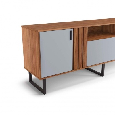 Móvel de apoio em madeira com portas cinza