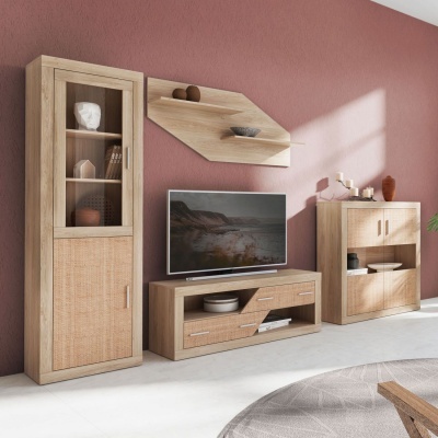 Conjunto de móveis de sala em madeira clara com detalhes em palha numa parede rosa