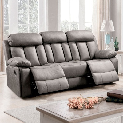 sofá reclinável cinza em tecido acolchoado numa sala com mesa de centro e flores