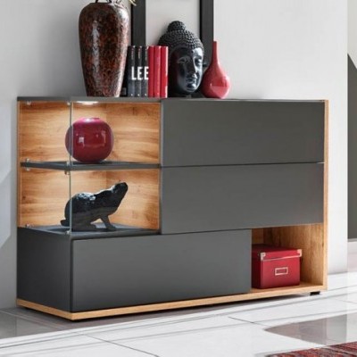 Móvel cinza com prateleiras de vidro e decoração variada