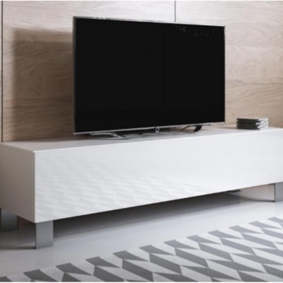 Televisor em móvel branco com tapete geométrico