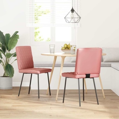 Duas cadeiras cor-de-rosa com mesa de madeira clara em ambiente interior luminoso