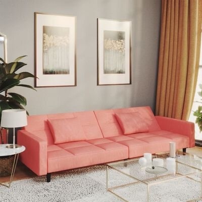 Sofá coral de três lugares em sala com paredes cinzas, quadros, cortinas amarelas, mesa de vidro, lâmpada branca e planta verde.