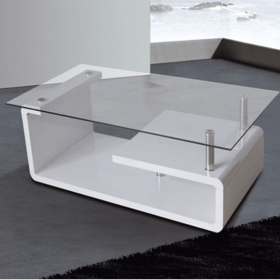 Mesa de centro branca com tampo de vidro numa sala moderna