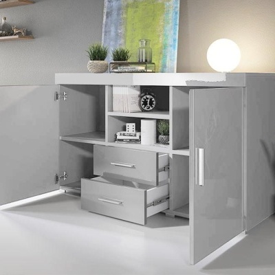 Móvel cinza com portas e gavetas abertas, decoração com plantas, livros, relógio e lâmpada