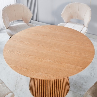 Mesa de jantar redonda em madeira clara com cadeiras estofadas bege