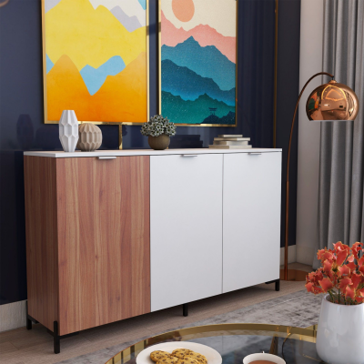 Aparador moderno com portas brancas e madeira, decorado com vasos e quadros coloridos em sala