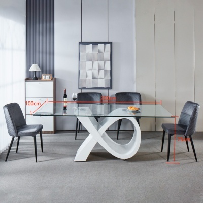 Mesa de jantar em vidro com base branca e quatro cadeiras cinza