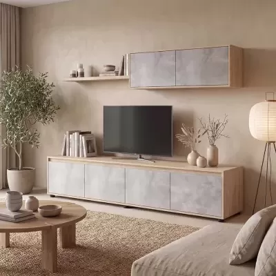 Móvel de TV em madeira clara com portas cinza num ambiente de sala neutra e moderna.