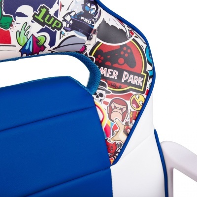 Cadeira de escritório azul e branca com estampados coloridos e texto GAMER PARK no encosto