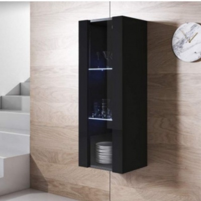 Móvel de parede preto com porta de vidro com copos e pratos, parede de madeira clara, relógio de mármore.