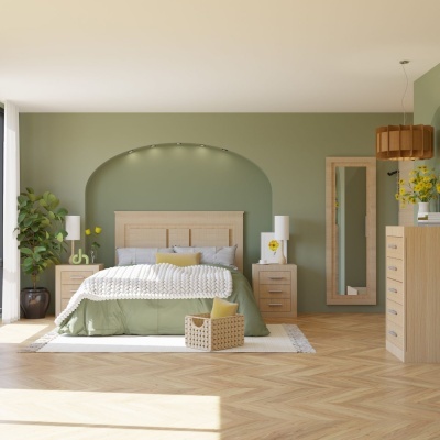 Quarto com cama de madeira clara, roupa de cama verde e branca, mesas-de-cabeceira, espelho e acessórios de madeira