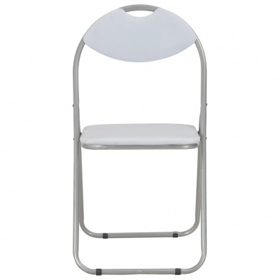 Cadeira dobrável cinza claro com assento e encosto em plástico e estrutura metálica