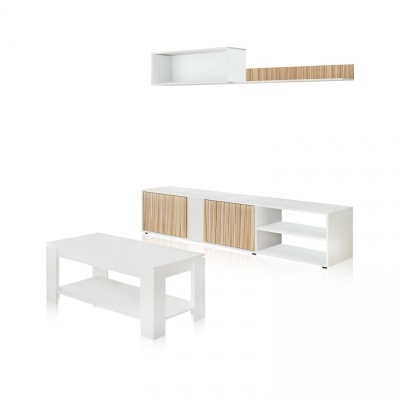 Conjunto de móveis branco com detalhes em madeira clara, incluindo mesa, aparador e prateleira suspensa.