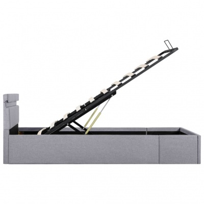 Cama cinza com somier de madeira levantado e compartimento de arrumação