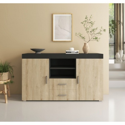 Aparador de madeira clara com tampo preto e decoração minimalista