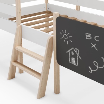 Cama infantil de madeira com grades brancas, escada e quadro-negro com desenhos a giz