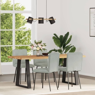 Conjunto de mesa de jantar de madeira clara com quatro cadeiras cinza e candeeiro moderno suspenso, planta grande e parede branca ao fundo