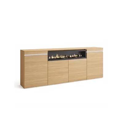 Móvel baixo em madeira clara com lareira embutida e chamas visíveis