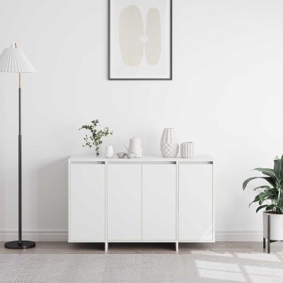 Aparador branco com decoração minimalista, luminária de pé, planta verde em vaso e quadros na parede
