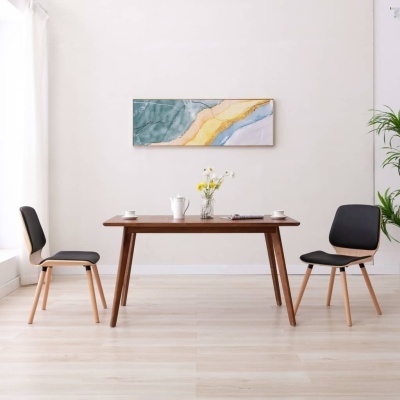 Conjunto de sala de jantar com mesa e duas cadeiras em madeira e preto, vaso com flores na mesa e quadro abstrato na parede