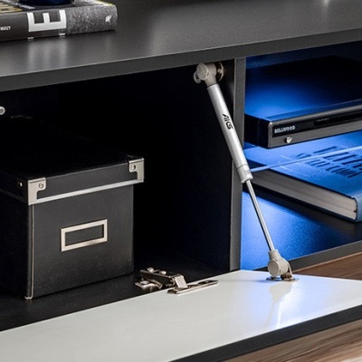 Interior de móvel com caixa preta, livro BELLWOOD e iluminação azul