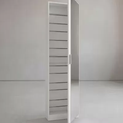 Armário vertical branco com porta espelhada aberta e prateleiras interiores