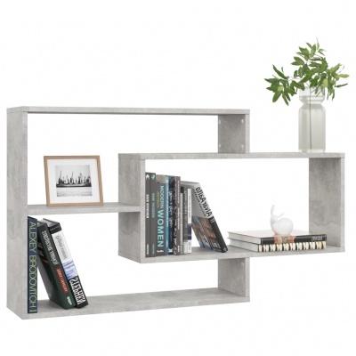 Estante de parede cinzenta com livros, fotografia, objeto decorativo e vaso com folhas verdes