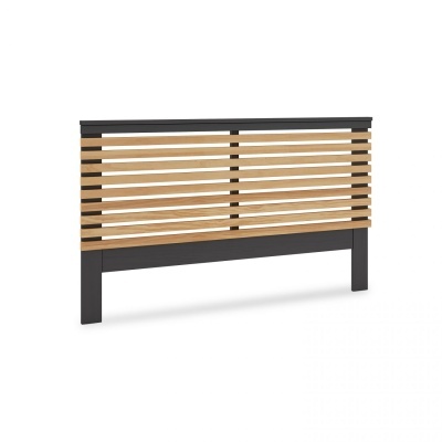 Cabeceira de cama preta com ripas de madeira clara
